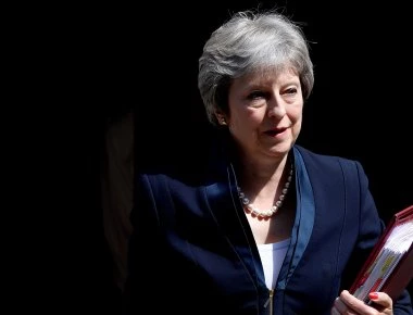 Bρετανική κρίση: Η Τ.Μέι απειλεί με πρόωρες εκλογές τους «Τόρις» αν δεν εγκρίνουν το «μαλακό» Brexit